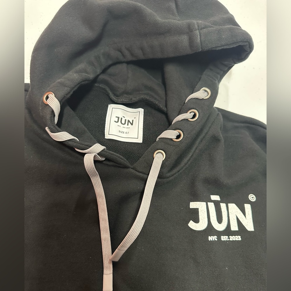 JUN New York hoodie
Size 0.1 (US 1) (see size chart)
B326